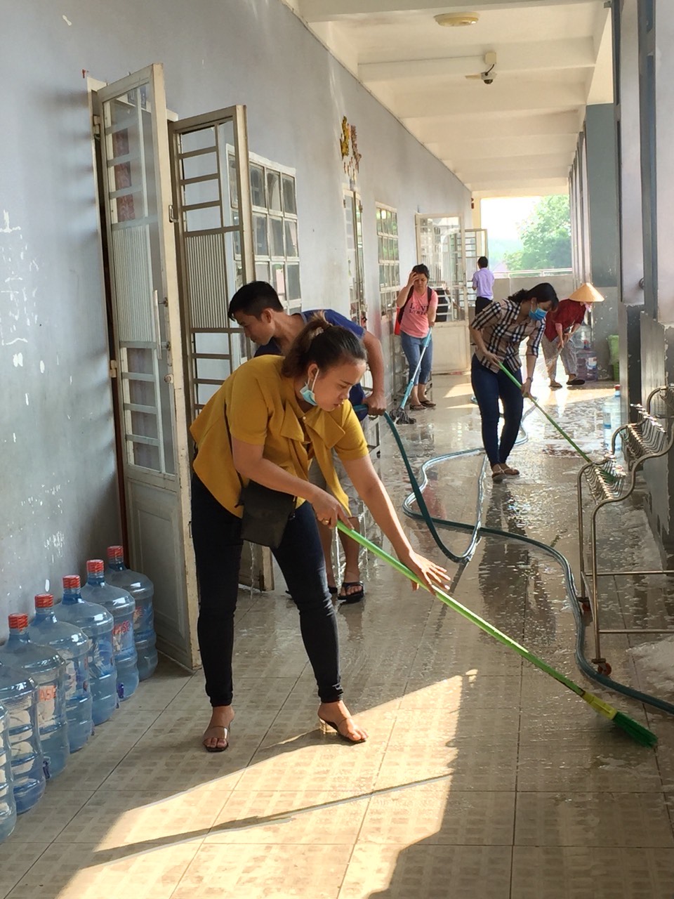Khử khuẩn bề mặt trong trường học tại đơn vị