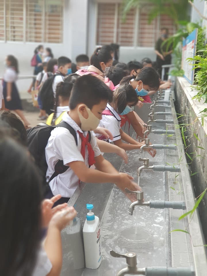 rửa tay trước khi vào lớp