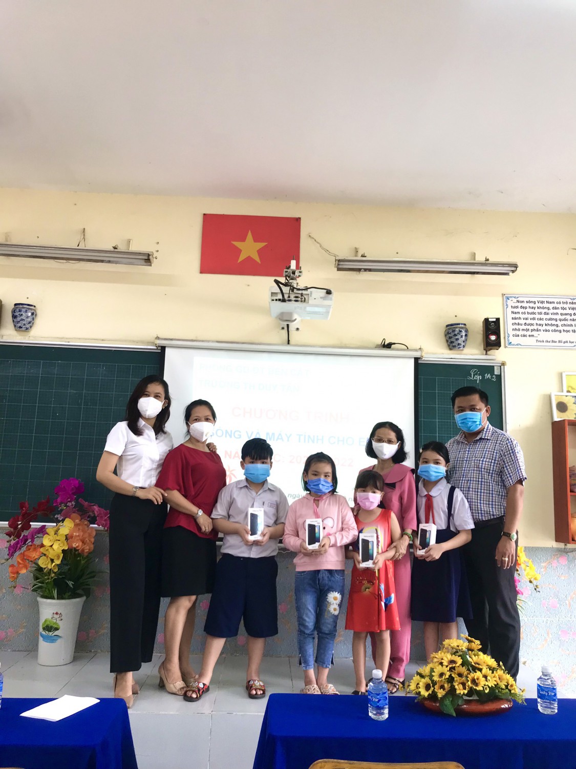 Học sinh nhận điện thoại để tham gia học online tốt hơn