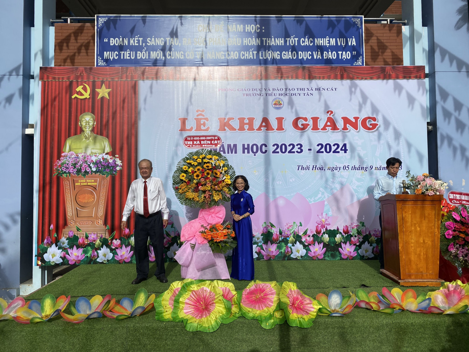 Lãnh đạo thị xã tặng hoa chúc mừng