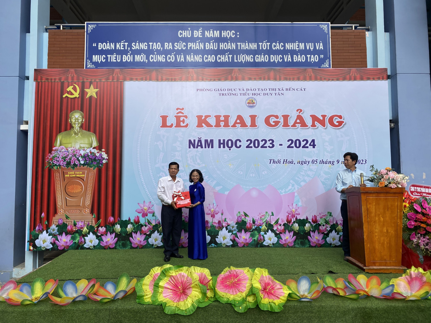 Lãnh đạo Phường Thới Hòa tặng hoa chúc mừng