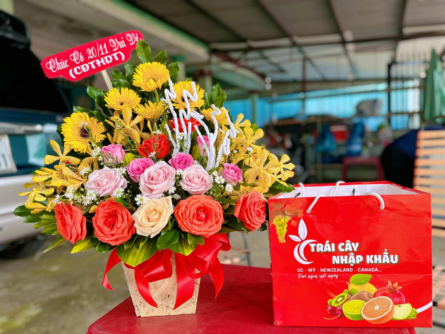Đến thăm và gửi bó hoa tươi thắm Ngày 20/11 các GV nghỉ hưu